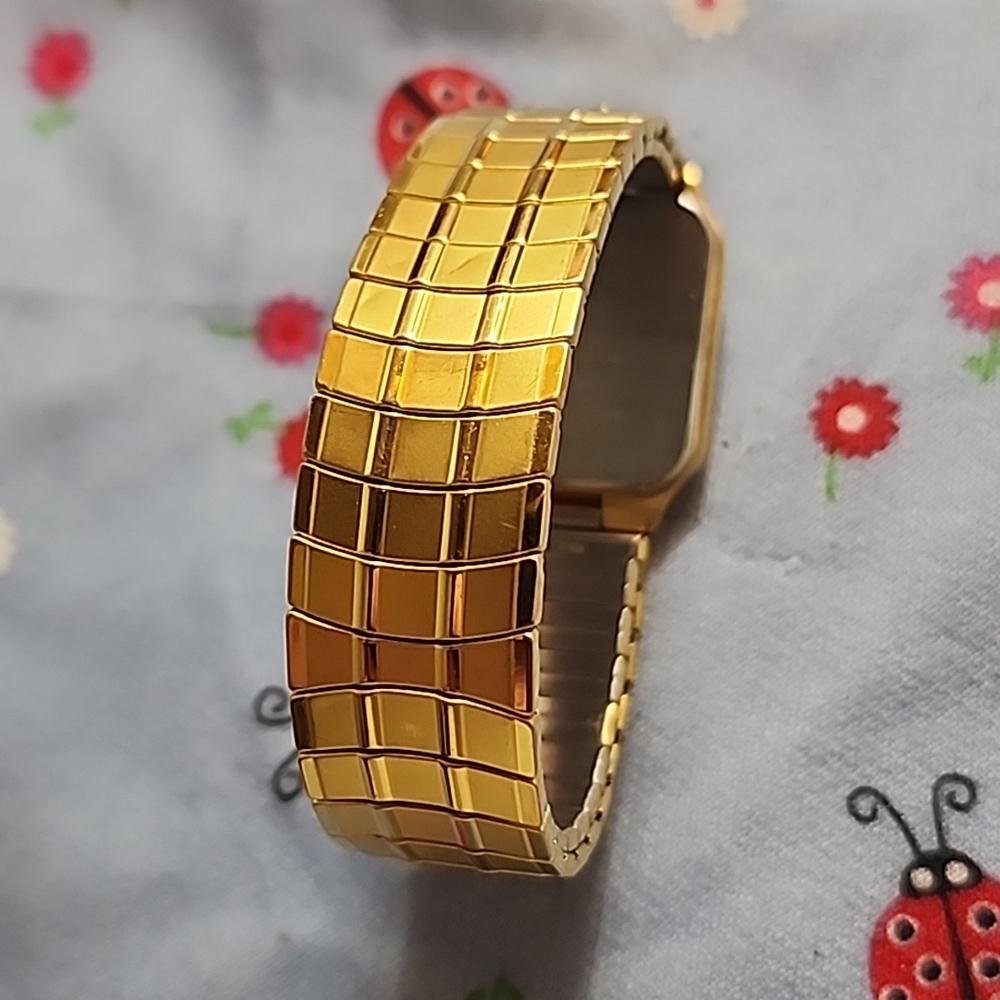 Pulsar Gold Rectangular Watch - Picture 6 of 8